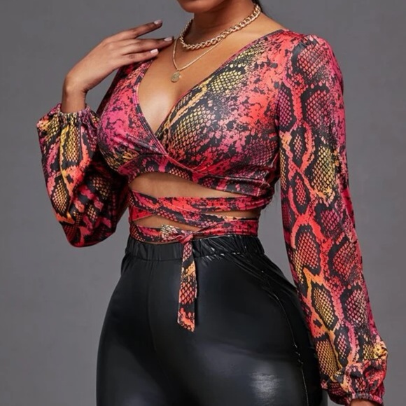 Snakeskin Print Lantern Sleeve Crop Top - Picture 2 of 3